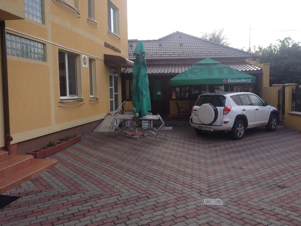 Hotel Lotus อาราด ภายนอก รูปภาพ